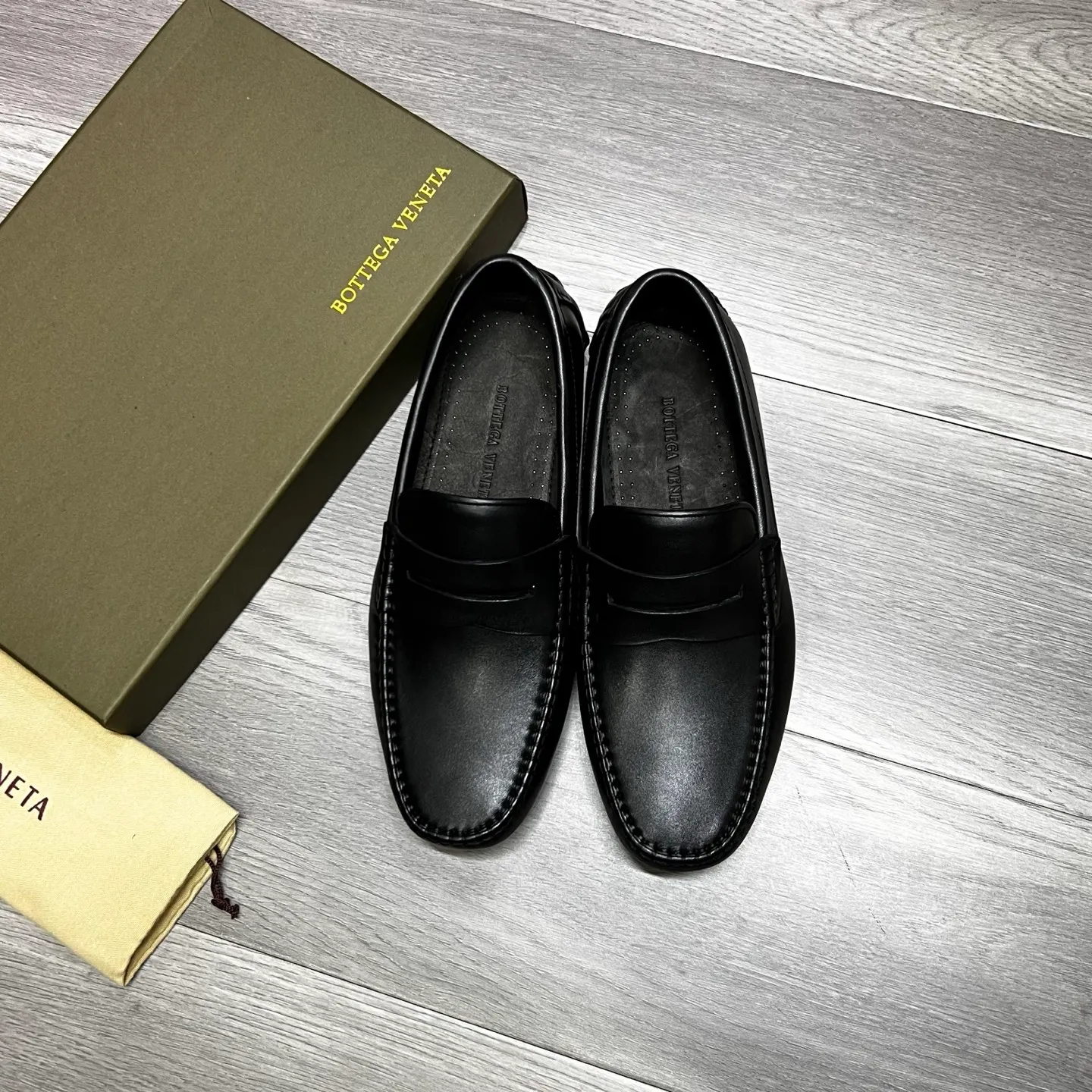 Factory price 480 BV 〰️Purely handmade classic men's beanie shoes👉👉driving shoes, slip-on shoes, made of imported cowhide from Italy, 💕water-dyed cowhide lining, 🔊original outsole, waterproof platform design, comfortable on the feet. A good choice for traveling and driving, two colors available, code number: 38-44, (45 can be customized)